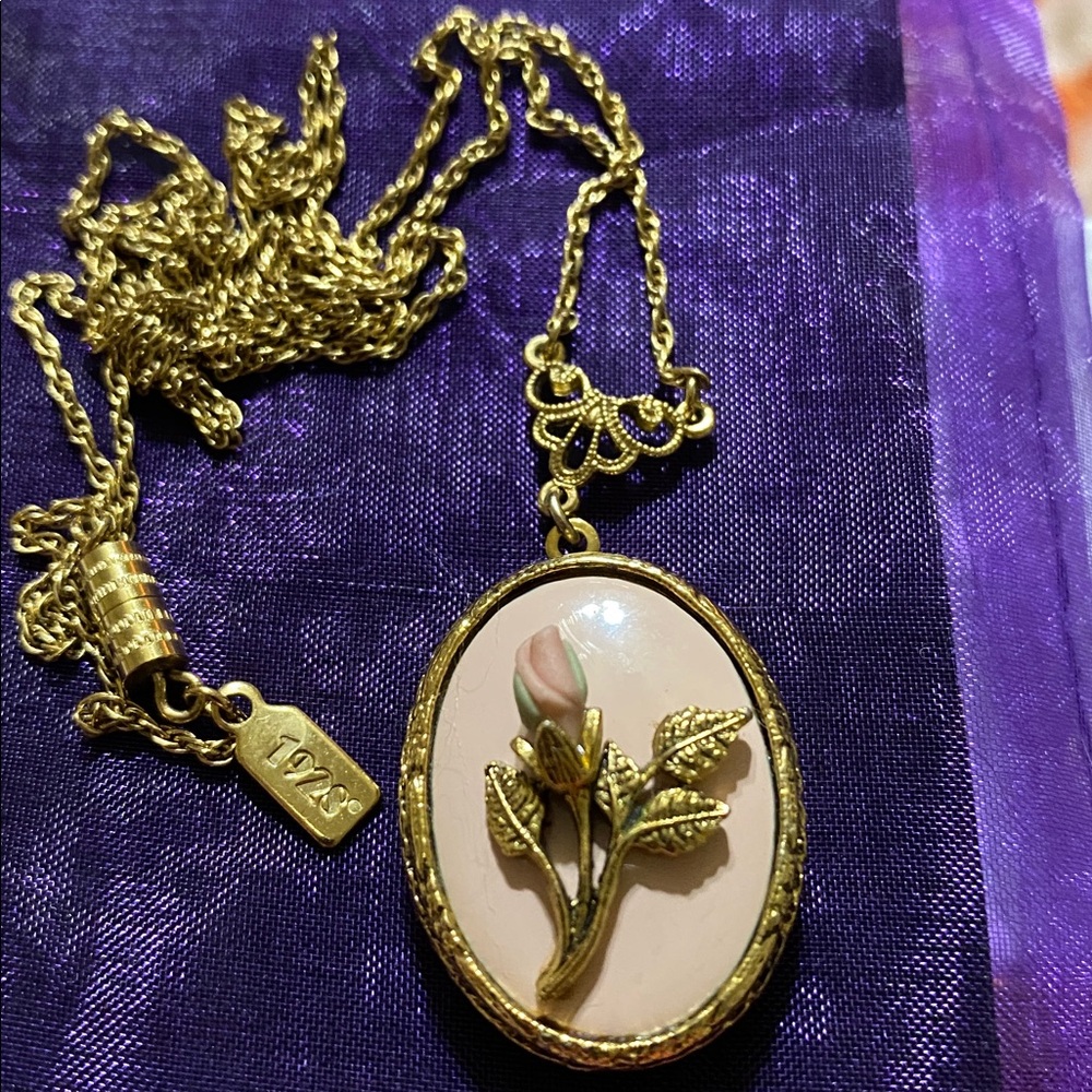1928 pink rosebud locket necklace. 26” chain - Picture 9 of 9